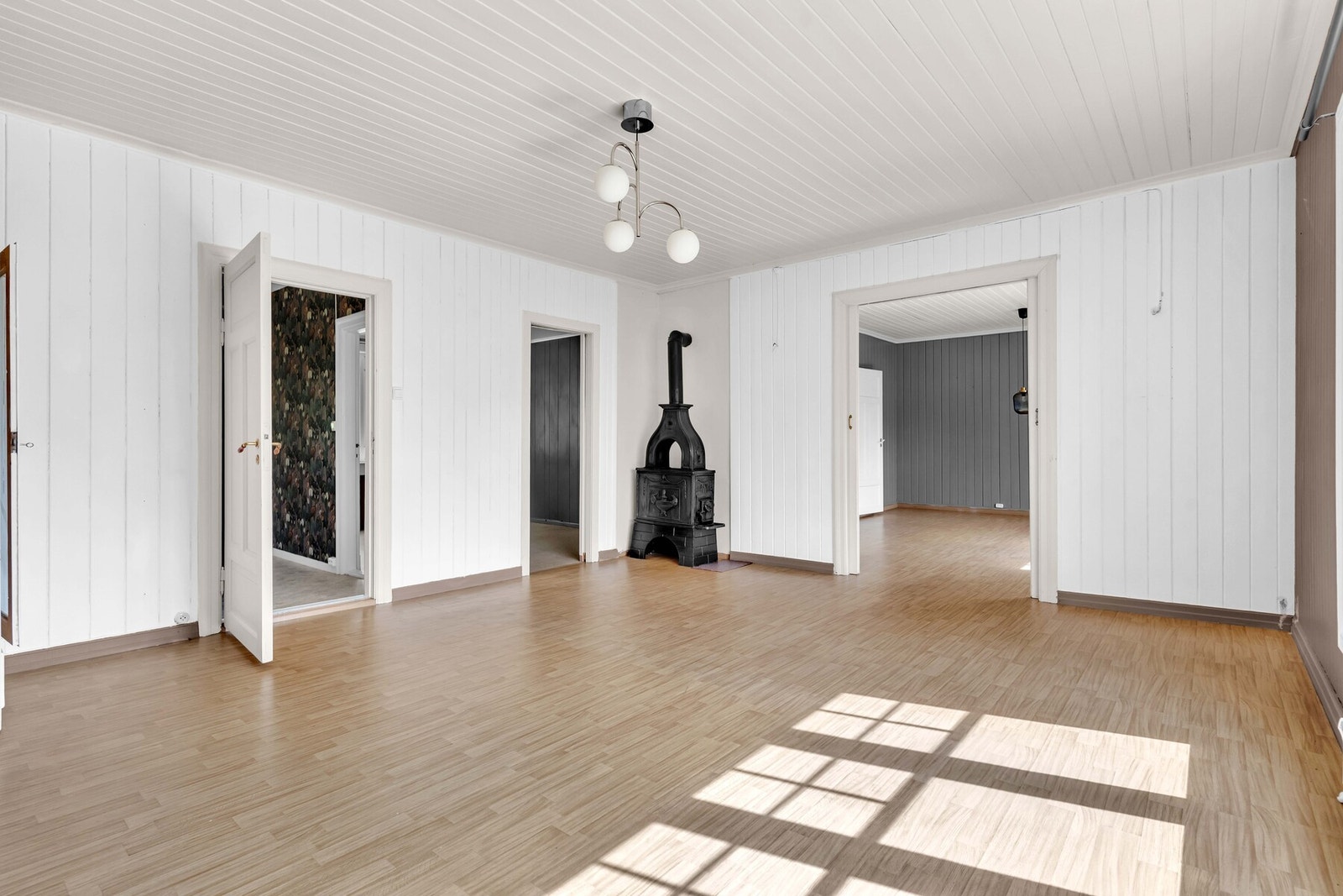 Huset har tre pene, tilstøtende stuer i første etasje, noe som gir ekstra fleksibilitet og god møbleringsfrihet. Galleribilde