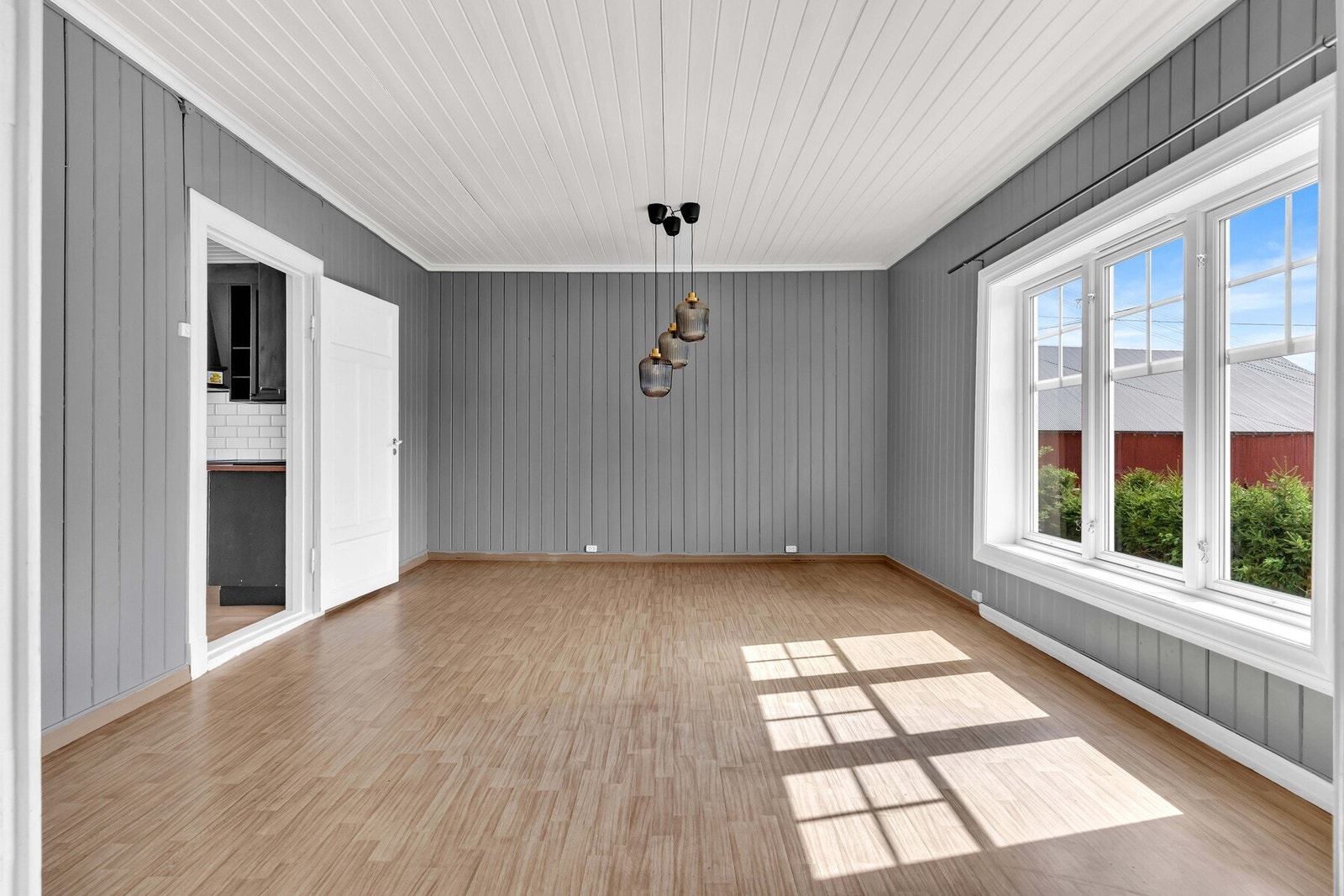 En av de øvrige stuene ligger utenfor kjøkkenet, og passer utmerket som spisestue. Galleribilde