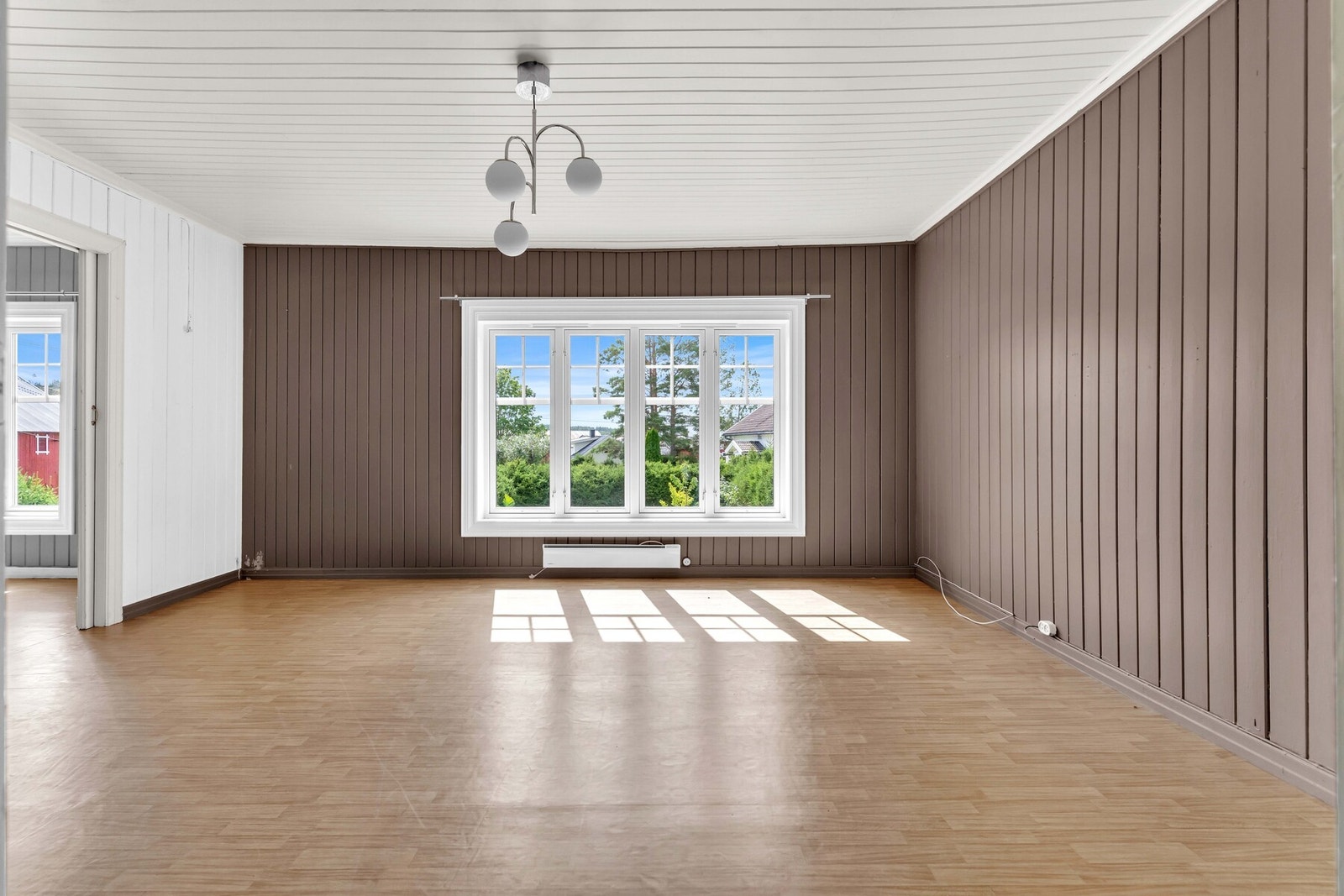 Alle stuene er innredet med gulvbelegg, og en stor vindusflate slipper inn rikelig med dagslys til hovedstuen. Galleribilde