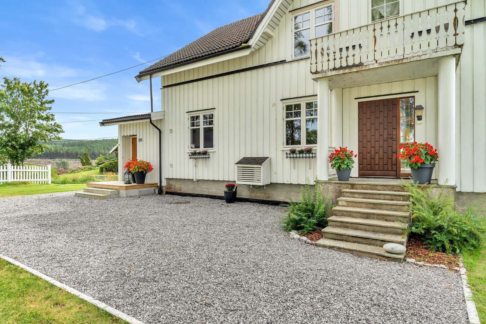 Boligen har to innganger, ved den ene inngangen er det oppført en liten markterrasse mens hovedentréen har et overbygg. Galleribilde