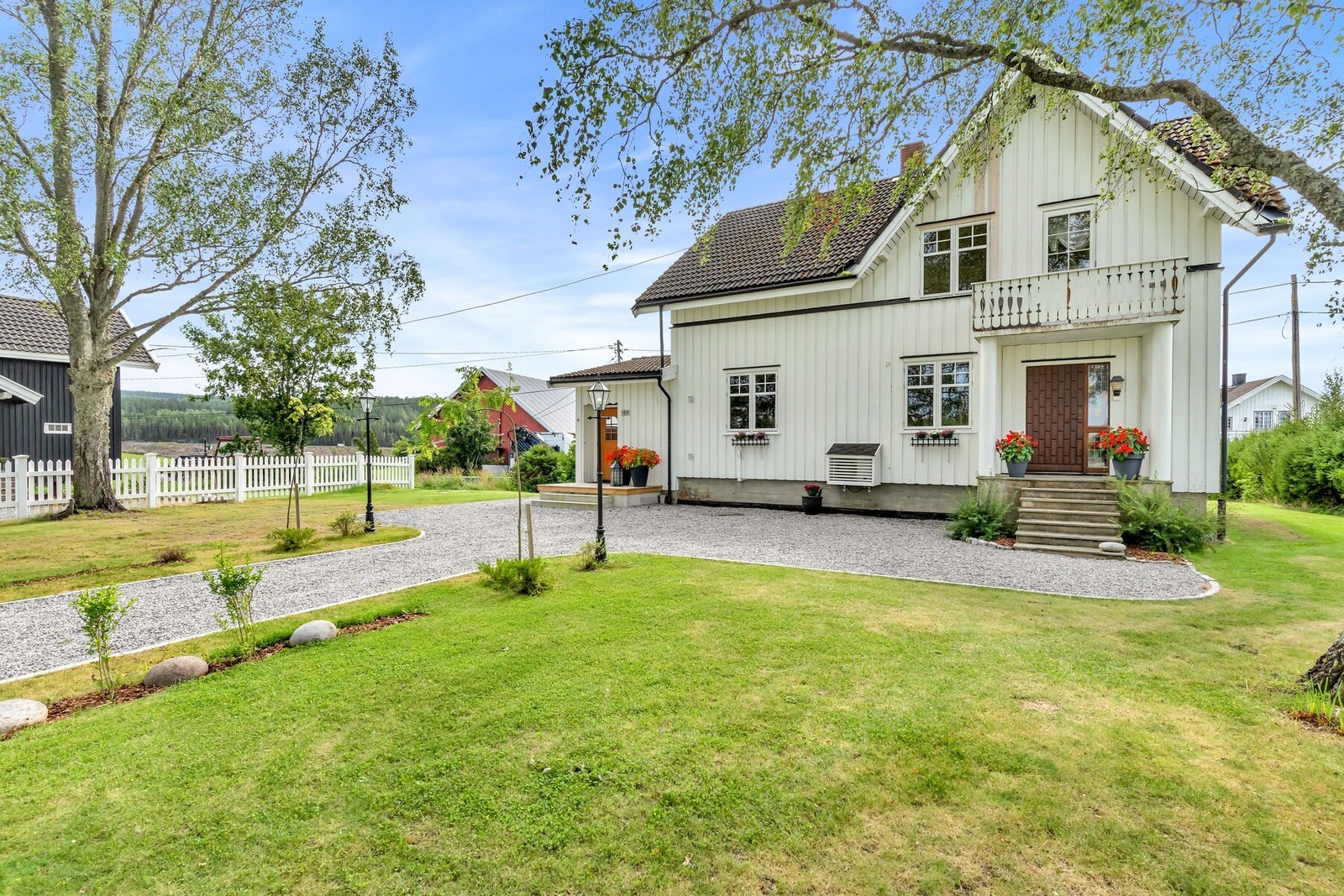 Går du med en drøm om eget småbruk, omgitt av vakker natur og fredelige omgivelser? Da bør du se nærmere på denne eiendommen! Galleribilde