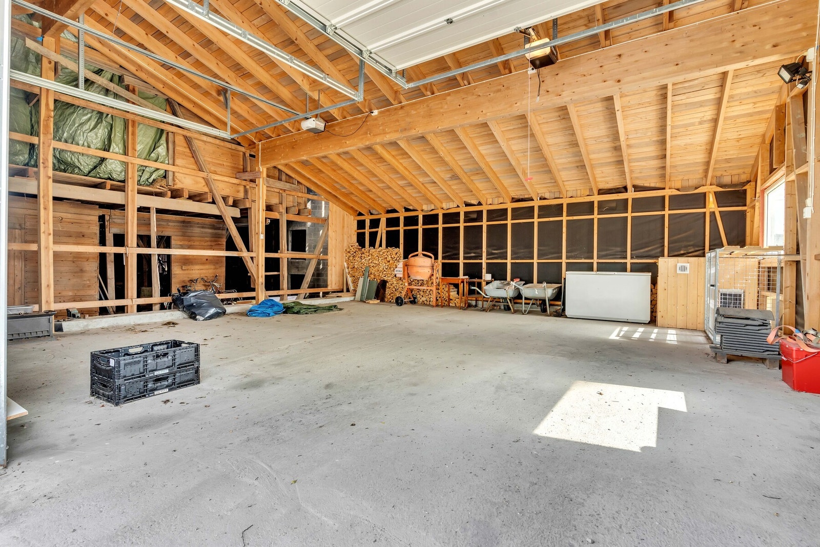 Garasje er blitt tilbygget senere, i ca 2004 og har to høye aluminium leddporter med elektrisk åpnere. Galleribilde