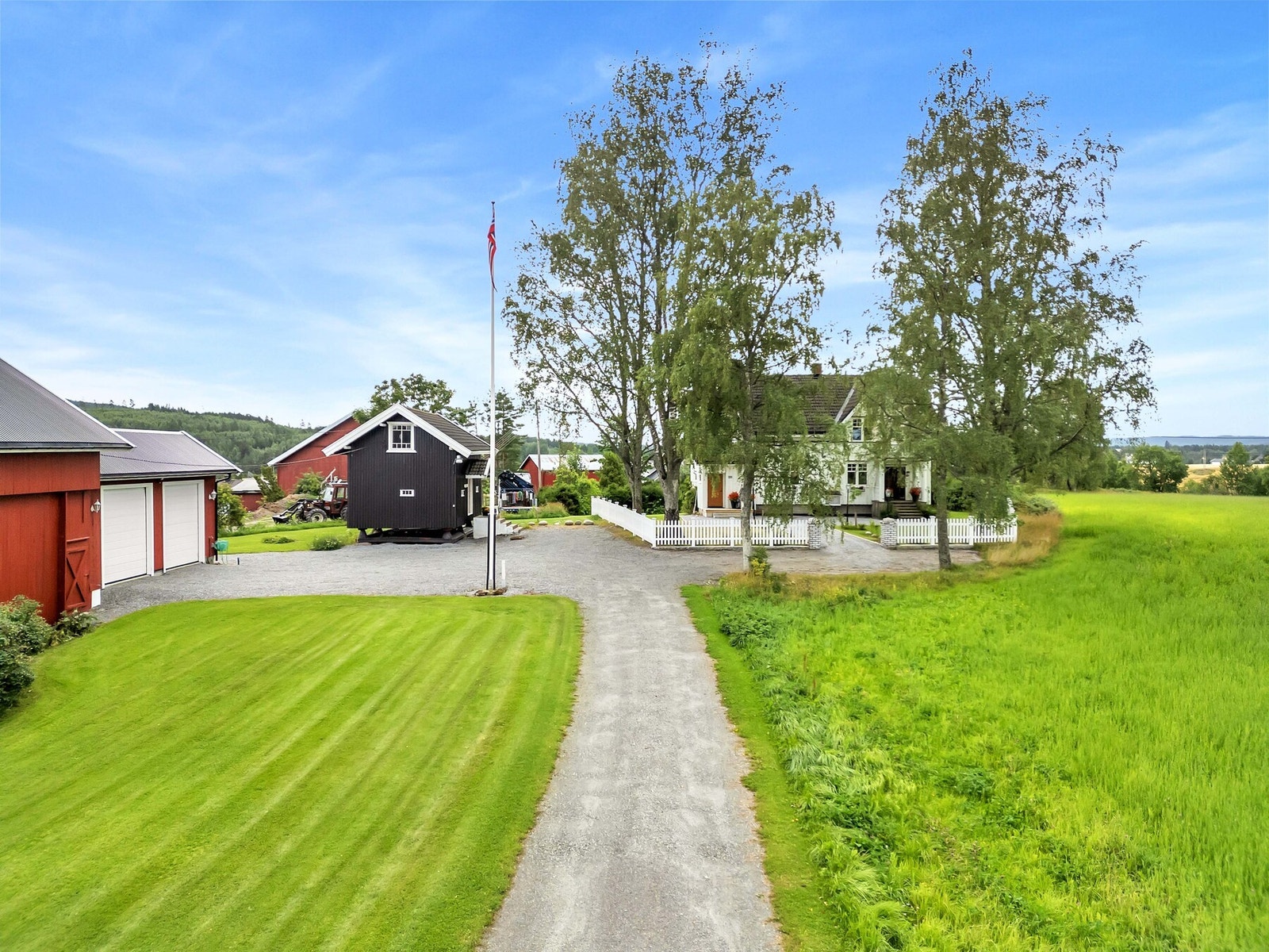 Hvorfor bo trangt i byen når dere kan ha boltreplass på landet? Velkommen til denne familieidyllen. Galleribilde