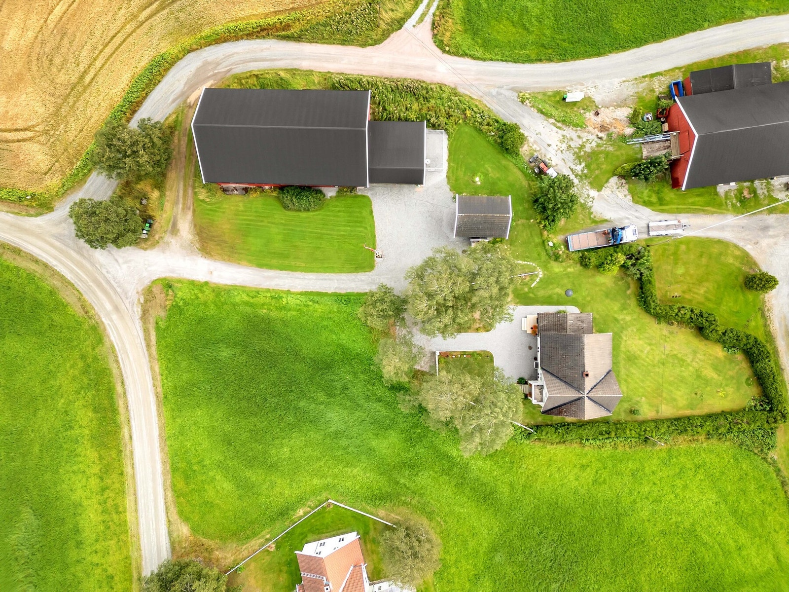 Inntil garasjen er det en utvendig hundegård med innvendig hundehus. Galleribilde