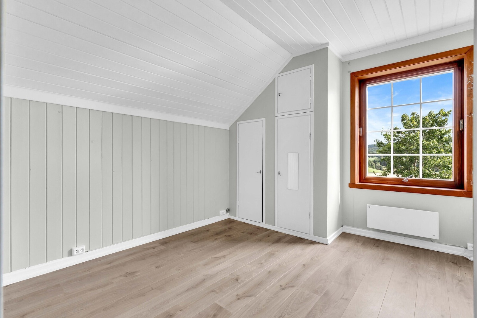 Det et flere eldre plassbygde skap i boligen. Galleribilde