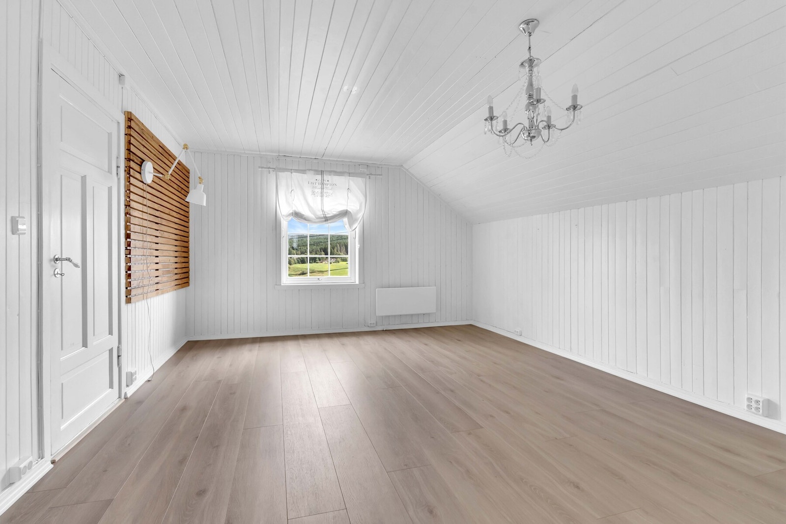 To av rommene ble oppgradert med nytt laminatgulv i ca 2024. Galleribilde