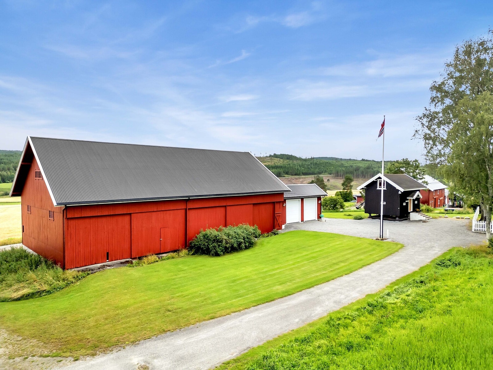 Låven er fra ca 1930 og har skyvedører og lemmedør av tre. Det er innlagt strøm med eget sikringsskap i bygget. Galleribilde