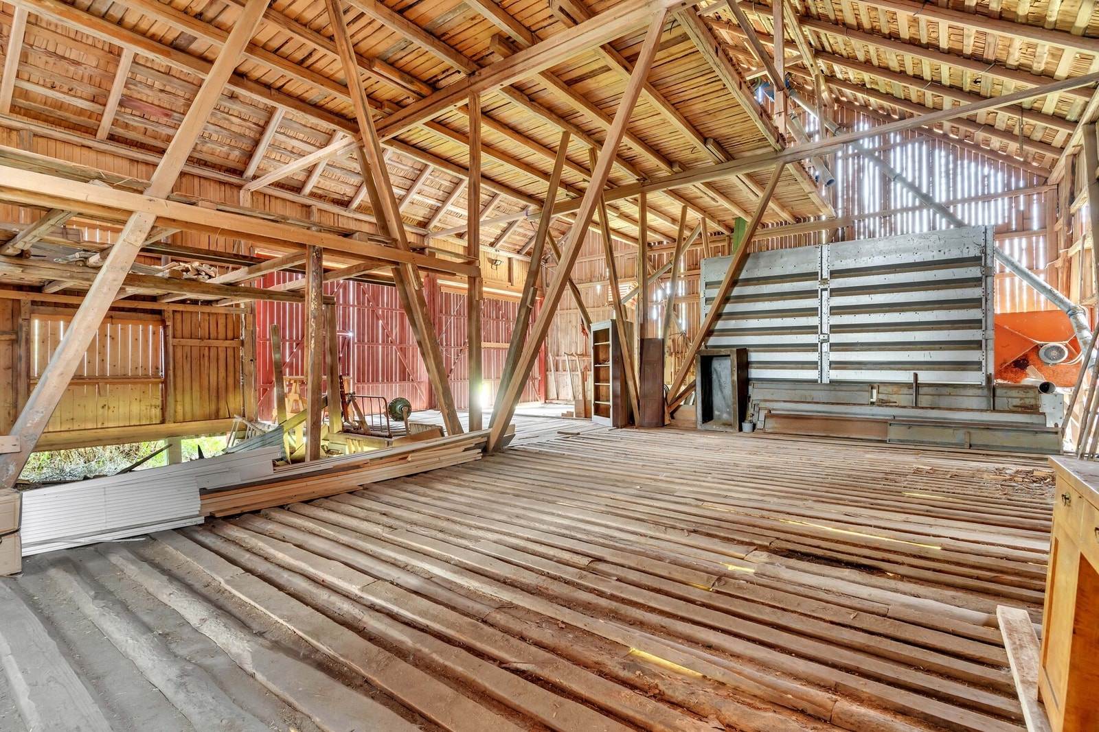Låven er fundamentert med støpte søyler og en del med støpt plate.Vegger av reisverk med utvendig stående kledning, saltak er tekket med blikkplater. Galleribilde