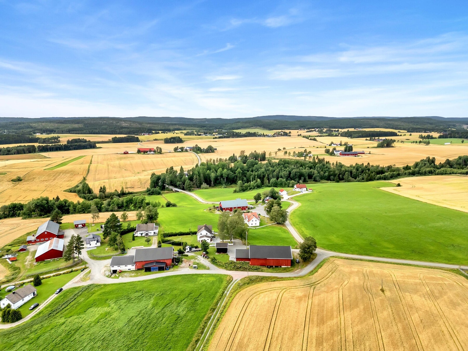 Beliggenheten gir tilgang til store skogsområder og en rekke vann, så her er det gode muligheter for både jakt og fiske. Galleribilde