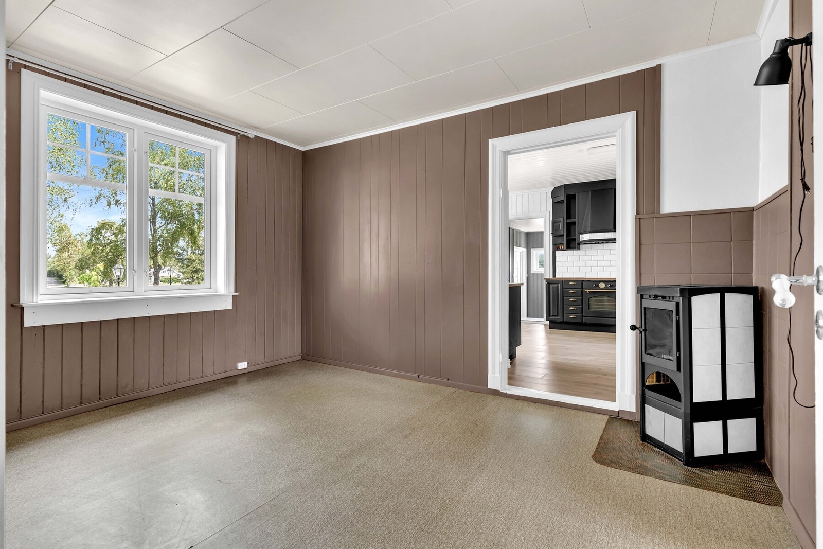 Den siste stuen er i dag en koselig tv-stue malt i en varm trendfarge, der lune kvelder sikres av en liten vedovn. Galleribilde