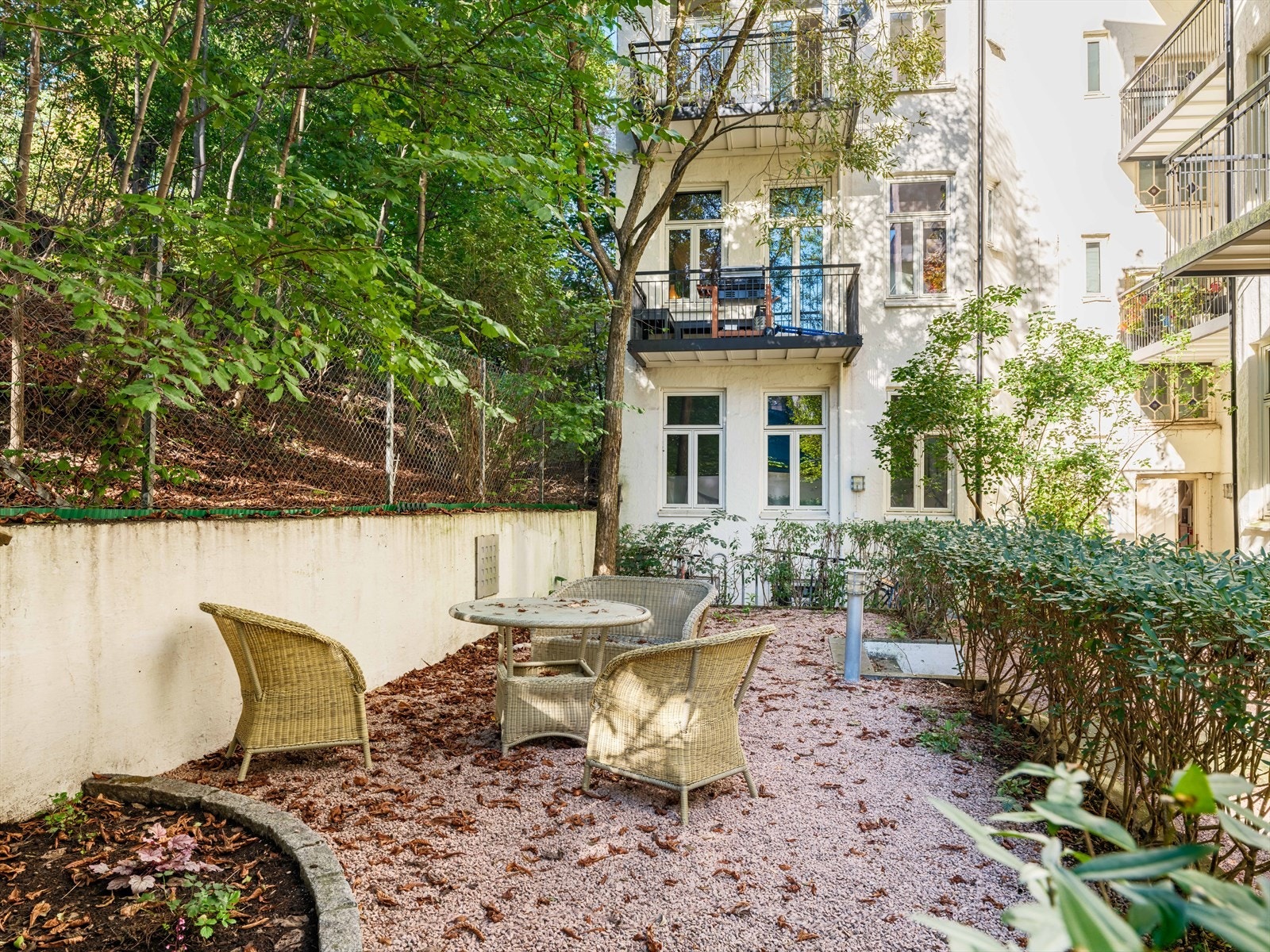 Hyggelig bakgård med sittegruppe, beplantning og direkte utgang til Stensparken. Galleribilde
