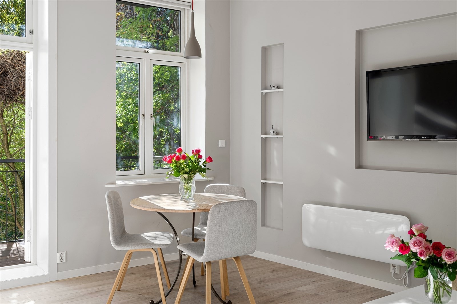Romslig stue med plass til å innrede i ulike soner. Takhøyde målt til 2,94 m. Innebygde nisjer - perfekt for pynt, TV-opp heng og annen ønsket inventar. Galleribilde