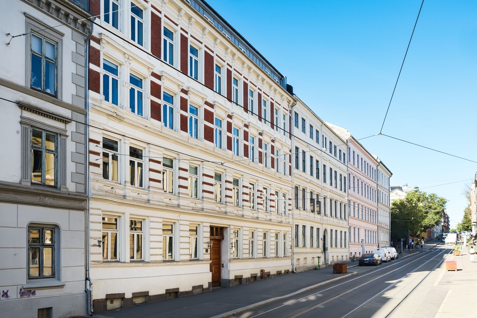 Fasade. Fra leiligheten er det kort avstand til offentlig kommunikasjon. 50 meter til Stensgata trikkeholdeplass. Galleribilde