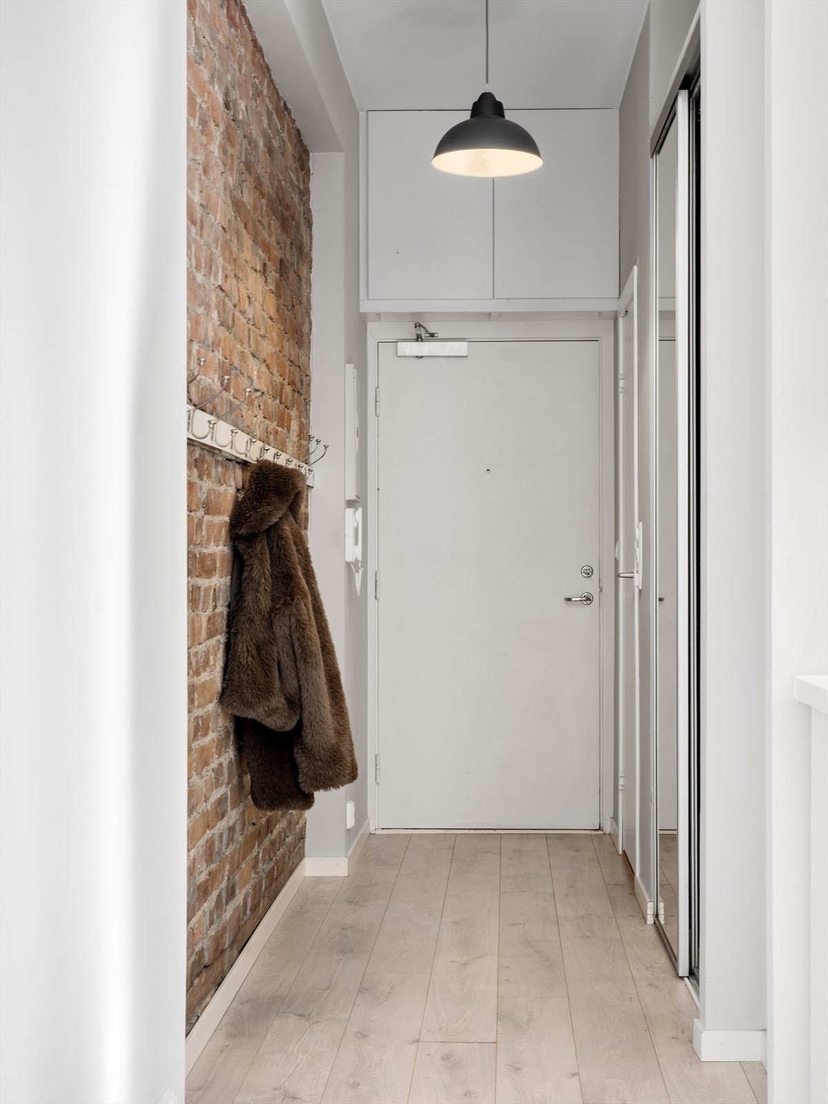 God plass til oppbevaring i stor skyvedørsgarderobe. Galleribilde