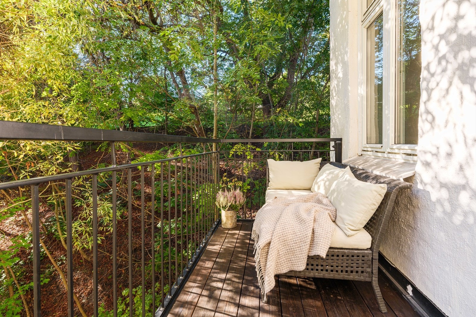 Rikelig med plass til å innrede med en koselig sittegruppe, grill og annet ønsket møblement. Galleribilde