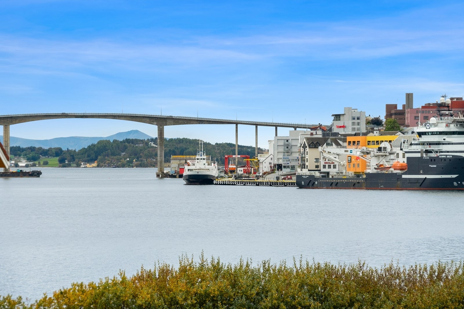Utsikt ut mot havnebassenget Galleribilde