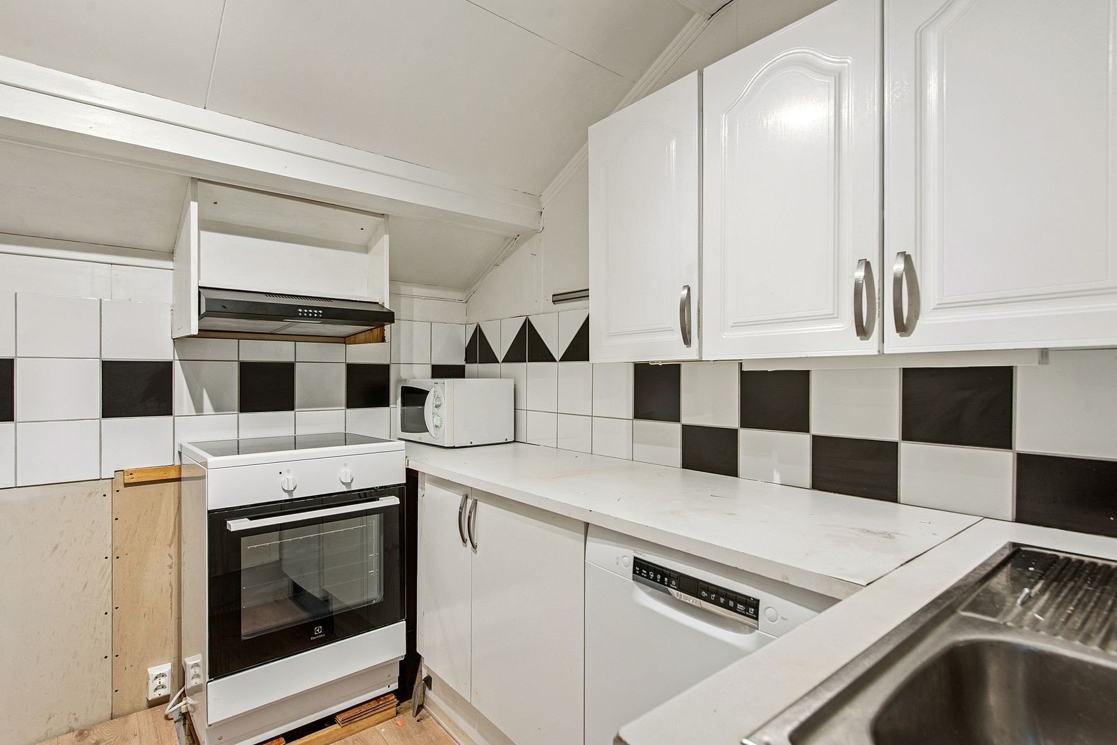 Kjøkkenet har eldre innredning, men nye hvitevarer utenom mikro. Galleribilde