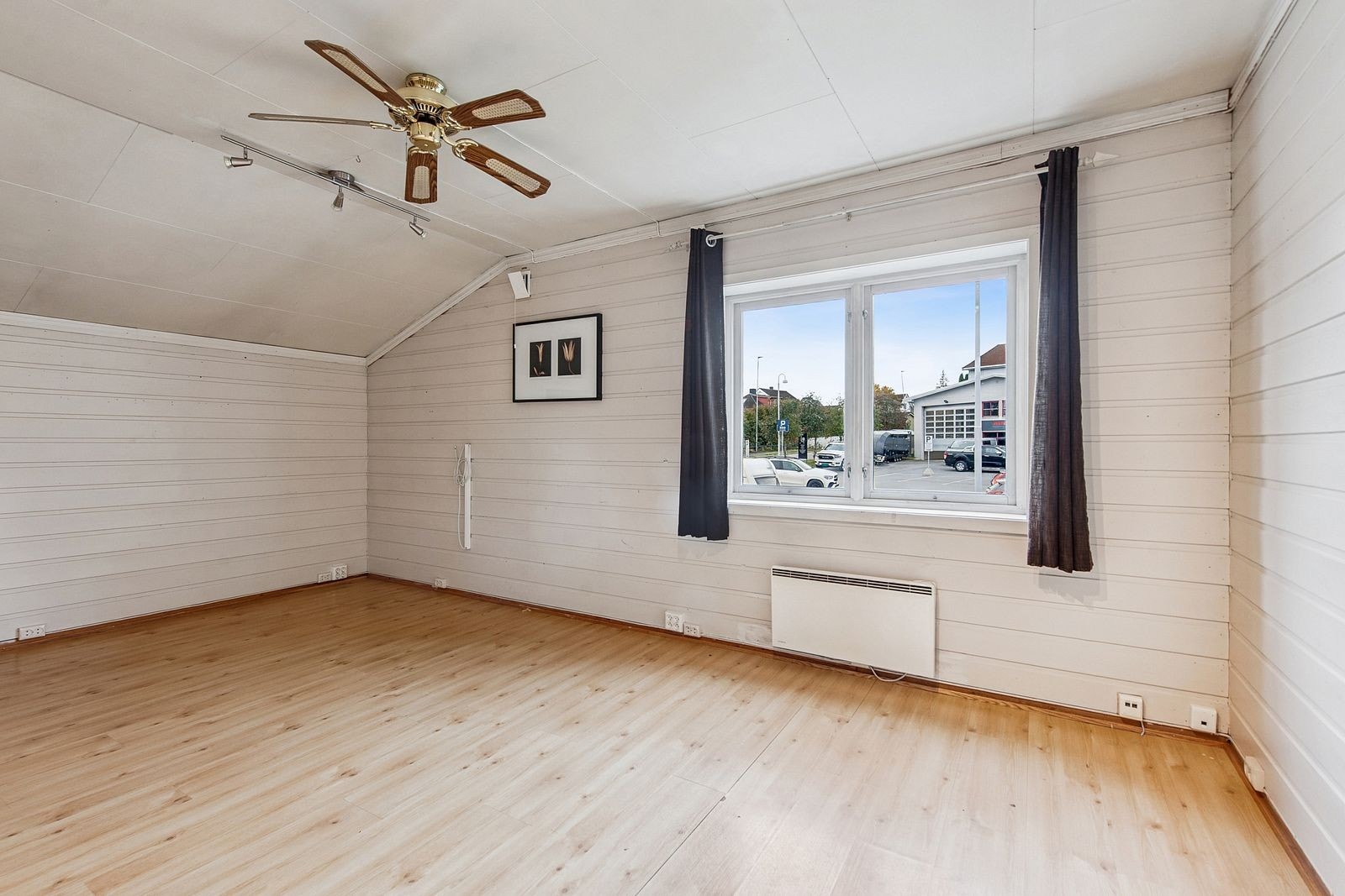 Stuen er romslig og får plass til ønsket møblement. Galleribilde