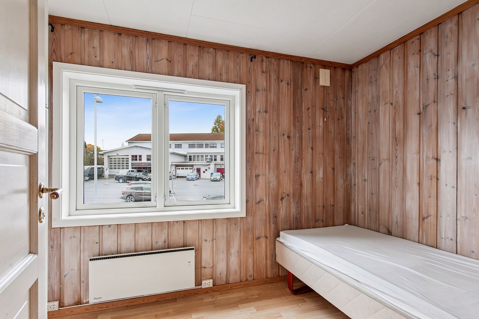 Soverommet får man inn en god seng og kommode. Står garderobeskap her også. Galleribilde