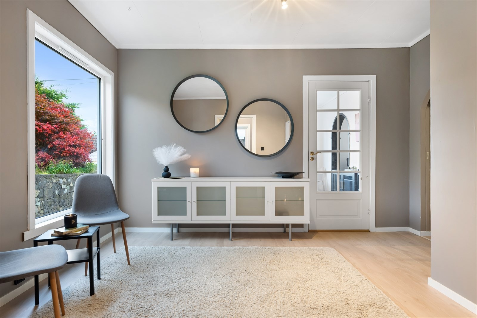 Innenfor entréen kommer man inn i stor åpen hall. Galleribilde