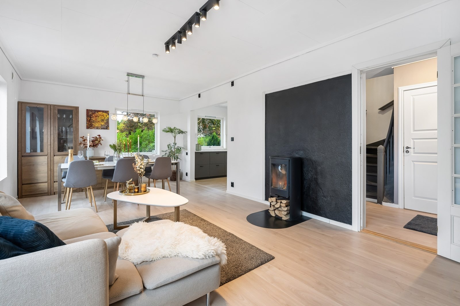 Huset måler totalt 243 kvm i Bra-I fordelt på tre etasjer med beboelse og loft. Her i stuen er det god plass for sittegruppe så vel som stort spisebord. Galleribilde