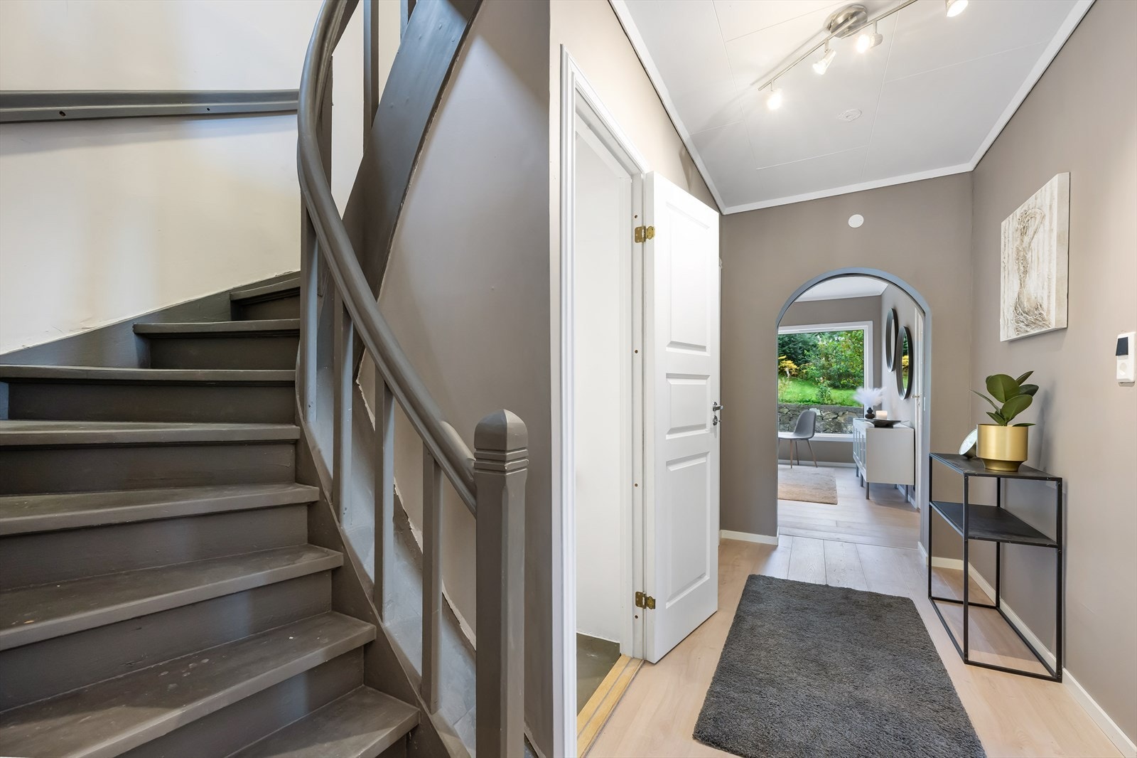 Trapperom med tilkomst til underetasje og overetasje. Galleribilde