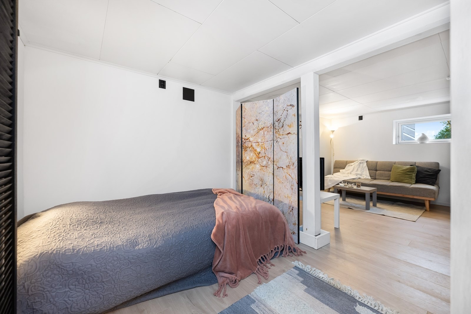 Underetasjen har egen sovealkove. Galleribilde