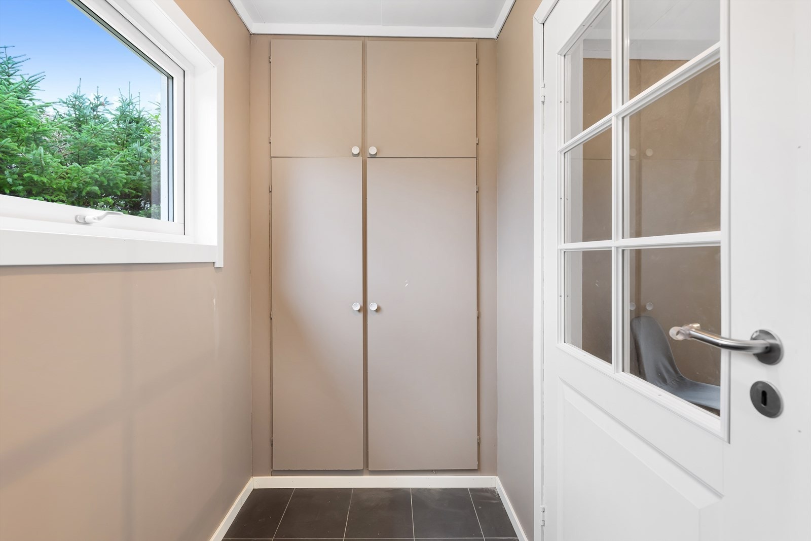 Entré med stedbyggde garderobeskap. Galleribilde