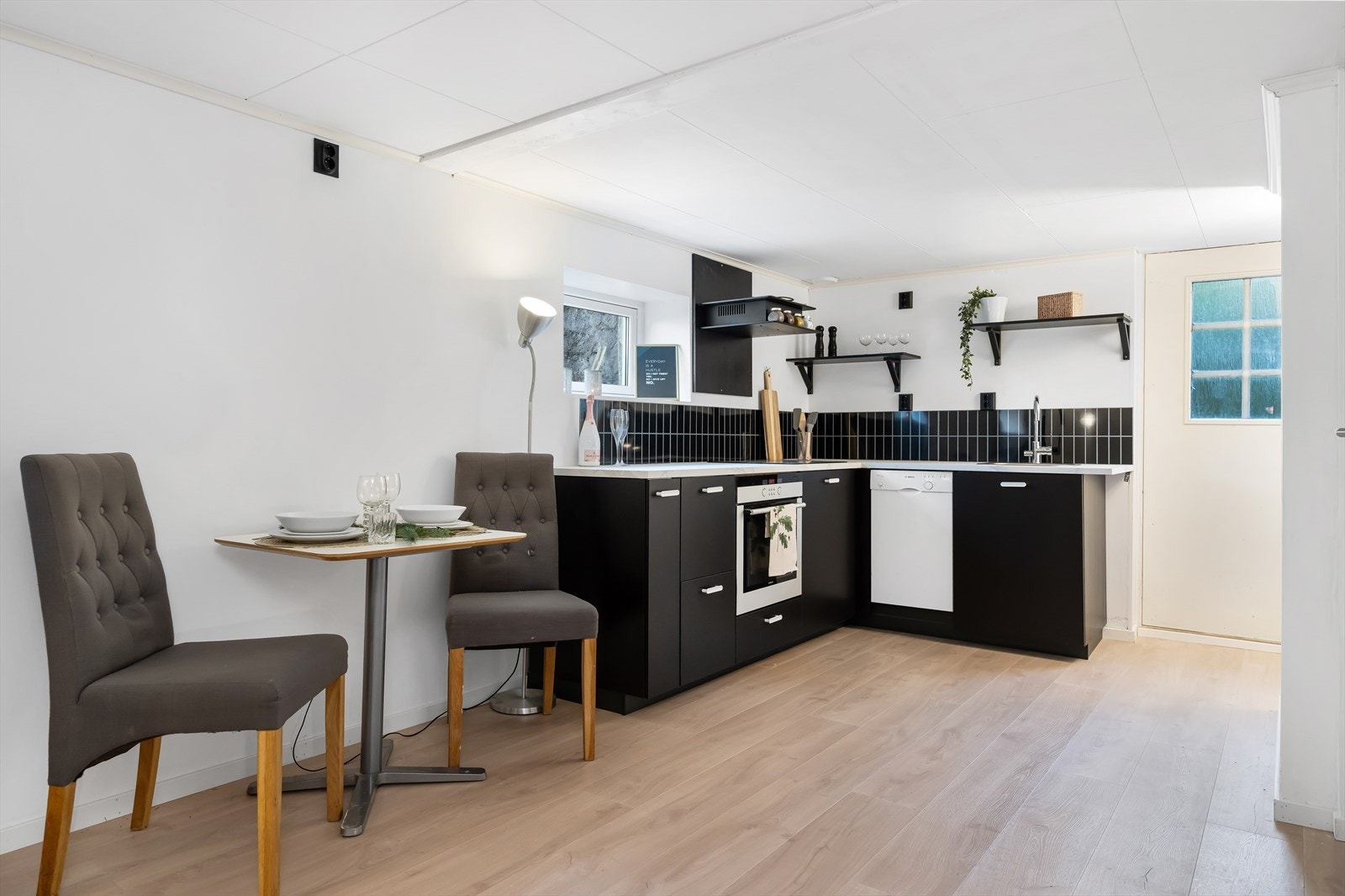 Flott kjøkken fra Ikea med god plass for kjøkkenbord. Galleribilde