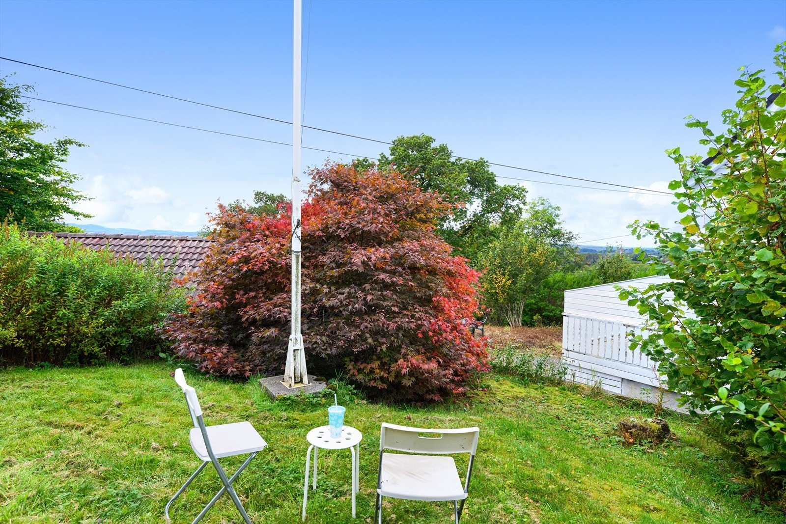 Det er flere fine utplasser rundt på tomten. Galleribilde