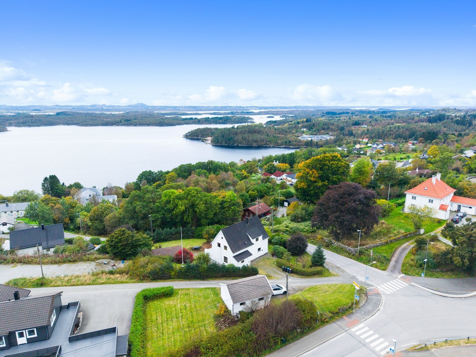 Eiendommen består av 2 teiger kun delt av veien inn i feltet. Her nærmest i bildet har man garasje med hage. Galleribilde