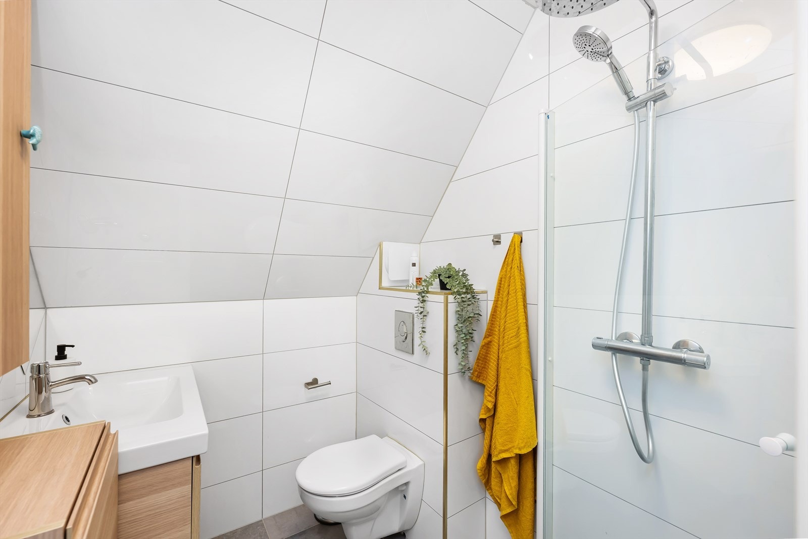 I denne etasjen har man også et fullverdig bad med innredning som vegghengt wc, dusjhjørne og servantinnredning med skuffer og skap. Galleribilde