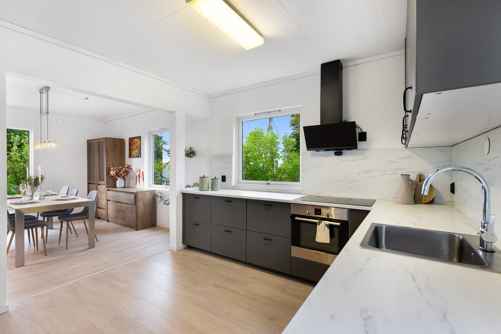 Åpen løsning mellom spisestue og kjøkken. Galleribilde