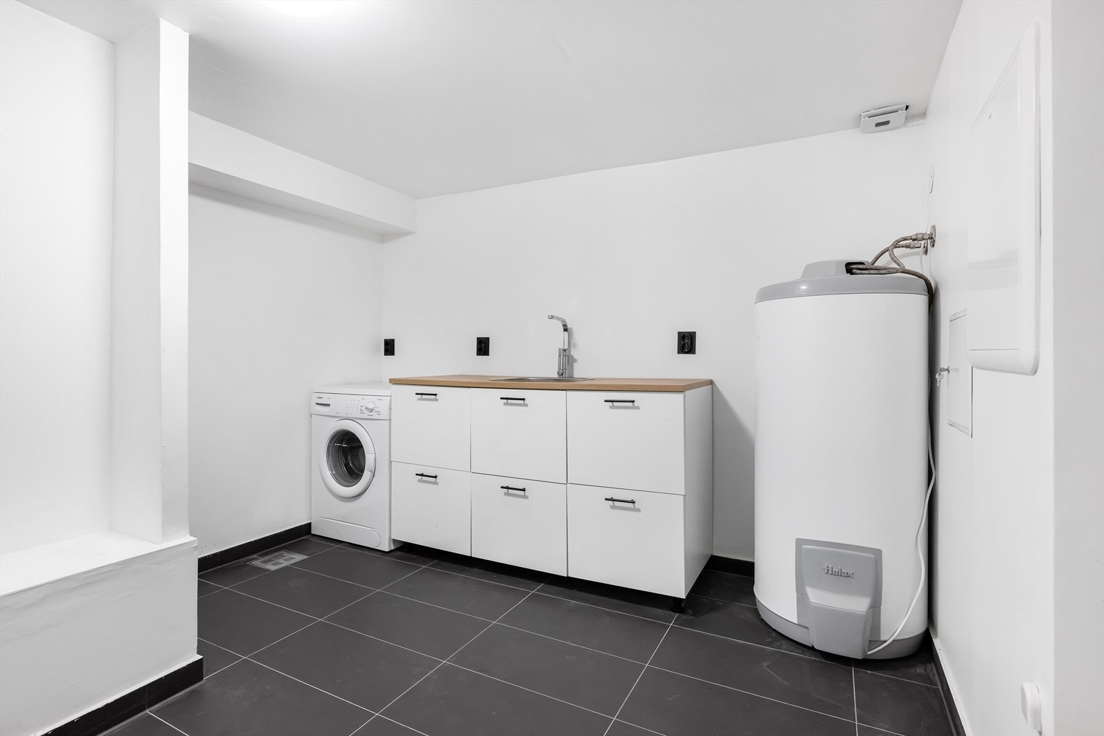 Fra gangen i underetasjen har man tilkomst til et stort moderne vaskerom. Galleribilde