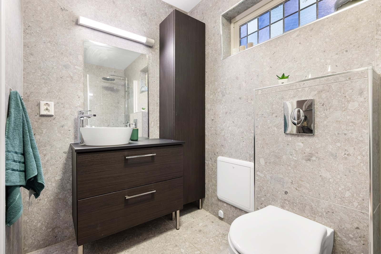 Flott helfliset bad i 1 etasje med vegghengt wc, dusjhjørne og moderne innredning Galleribilde