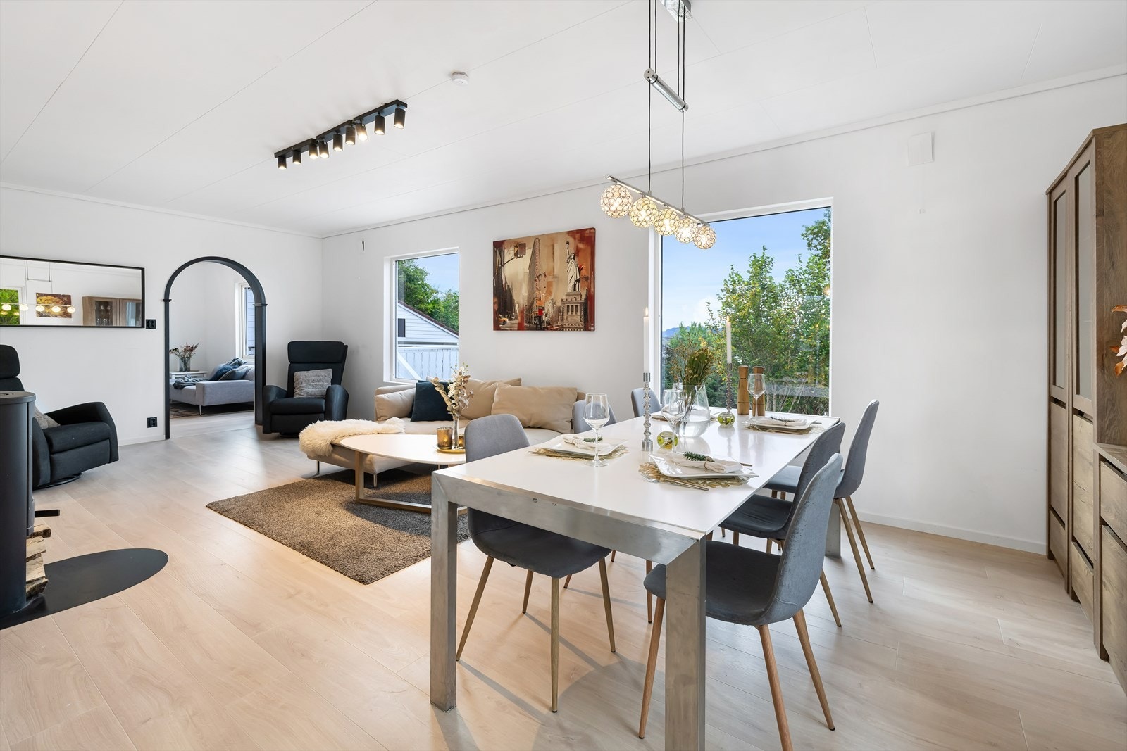 Store vinduer gir rikelig av naturlig lysinnslipp fra sør og vest. Galleribilde