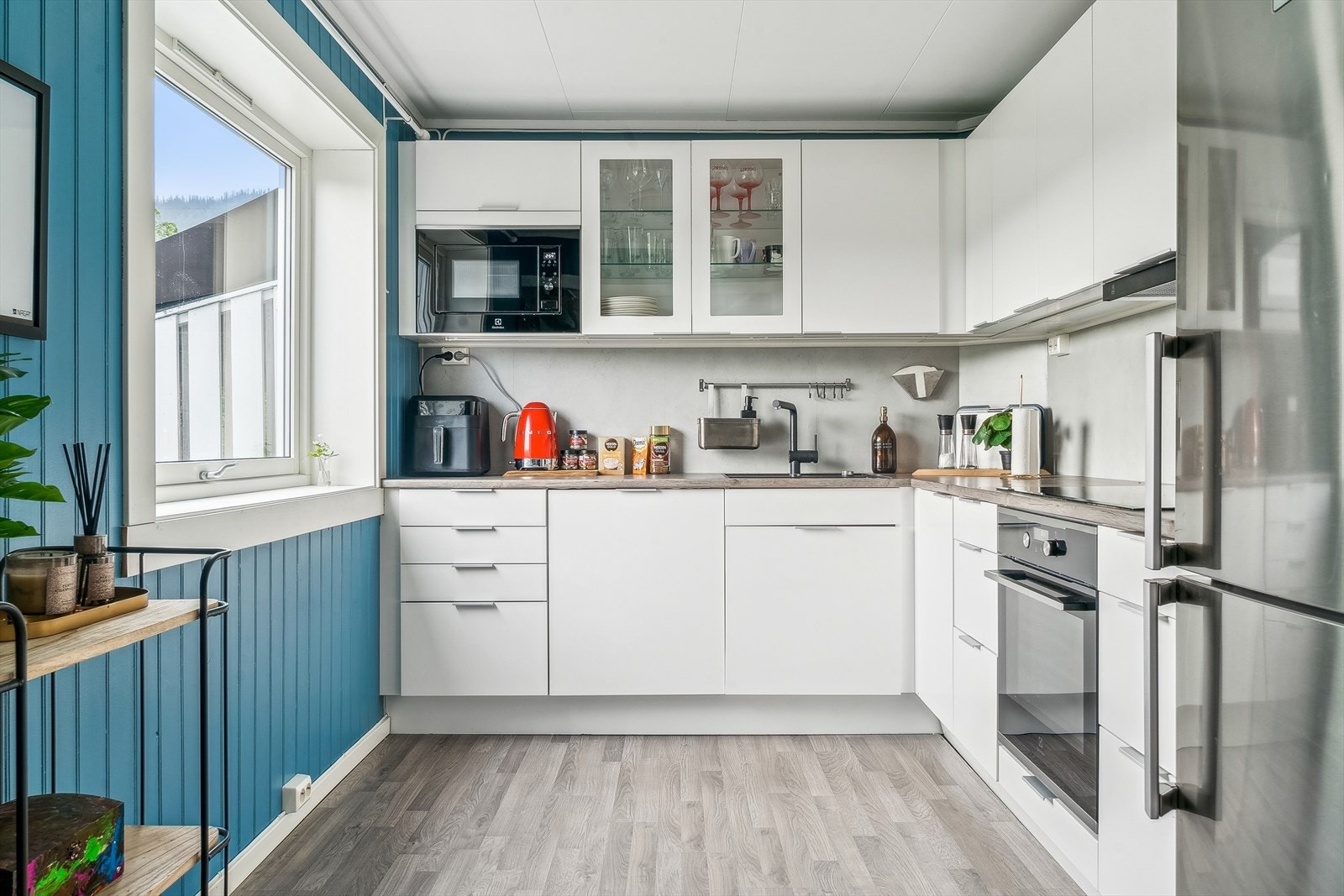 Flott moderne kjøkken fra 2019/20 med stekeovn, koketopp og oppvaskmaskin Galleribilde