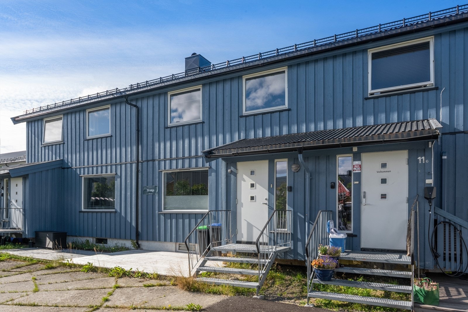 Utbygget inngangsparti. Markterrasse hvor du kan sitte ute å nyte formiddagssola. Galleribilde