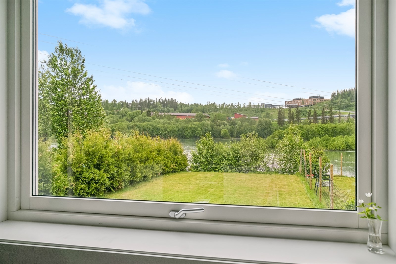 Fra kjøkkenet kan du nyte utsikten ned mot elva. Galleribilde