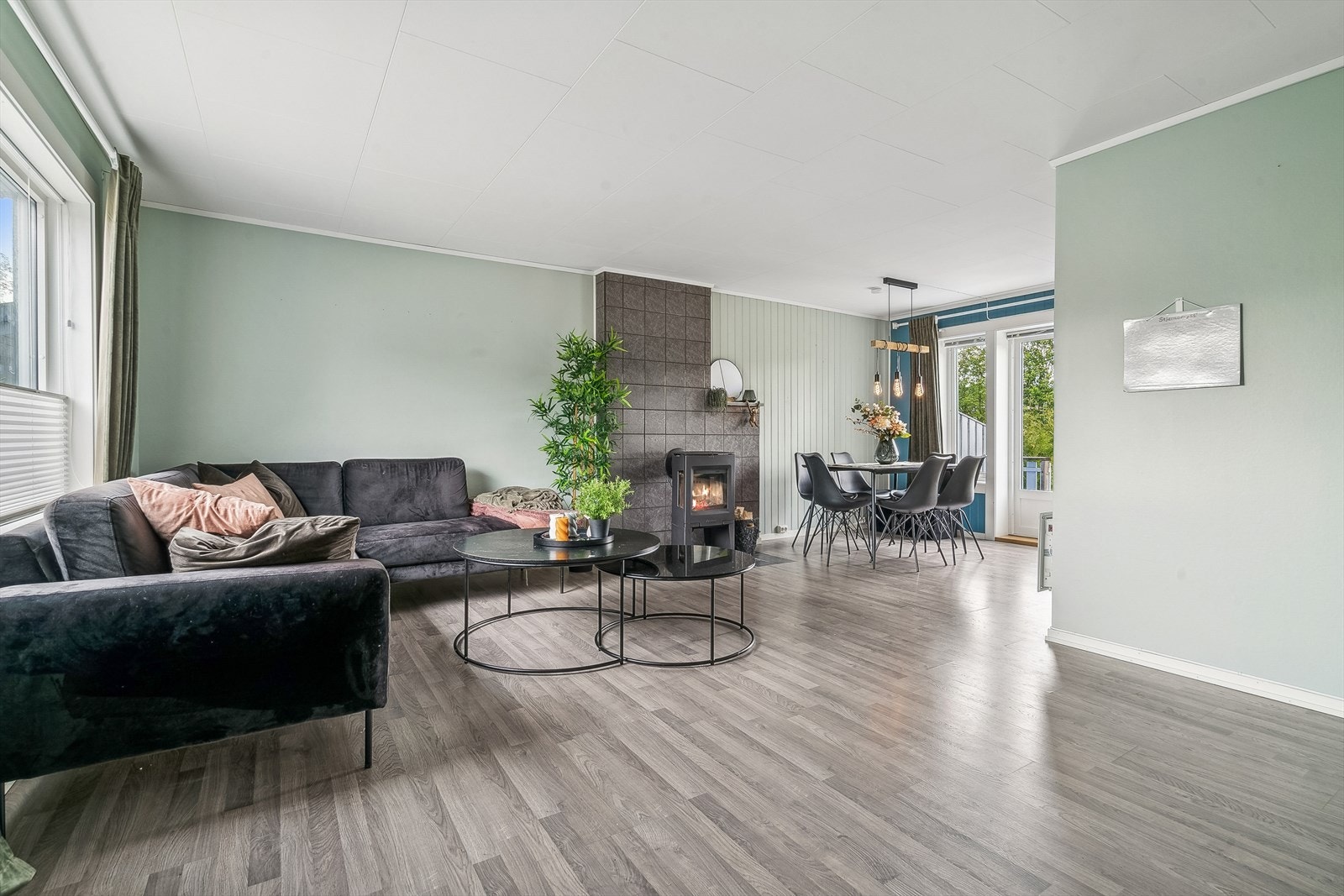 Lys og trivelig stue med stilrene overflater. Stuen er møbleringsvennlig og fremstår som innbydende, med soner for både sofagruppe, og spisestue. Galleribilde