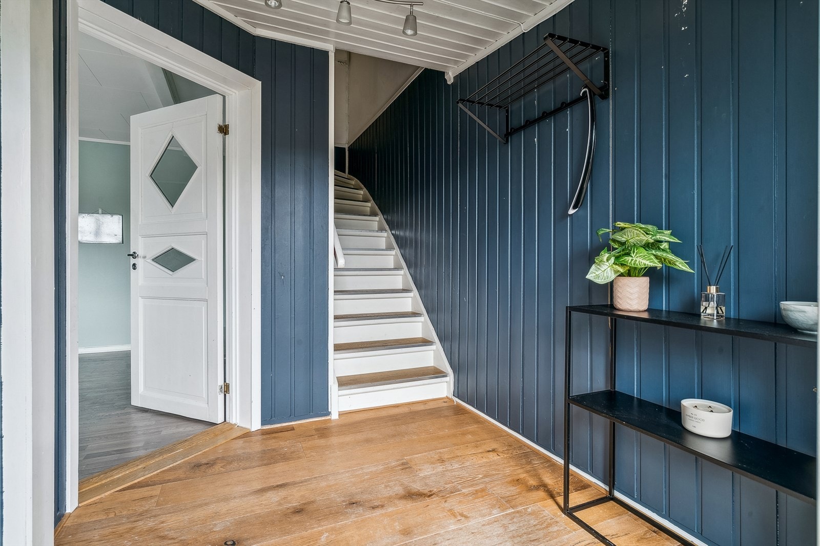 Entreen er romslig med plass til både sko og ytterklær. Fra entreen når du stue og kjøkken. Tappa opp går til bad og soverommene. Galleribilde