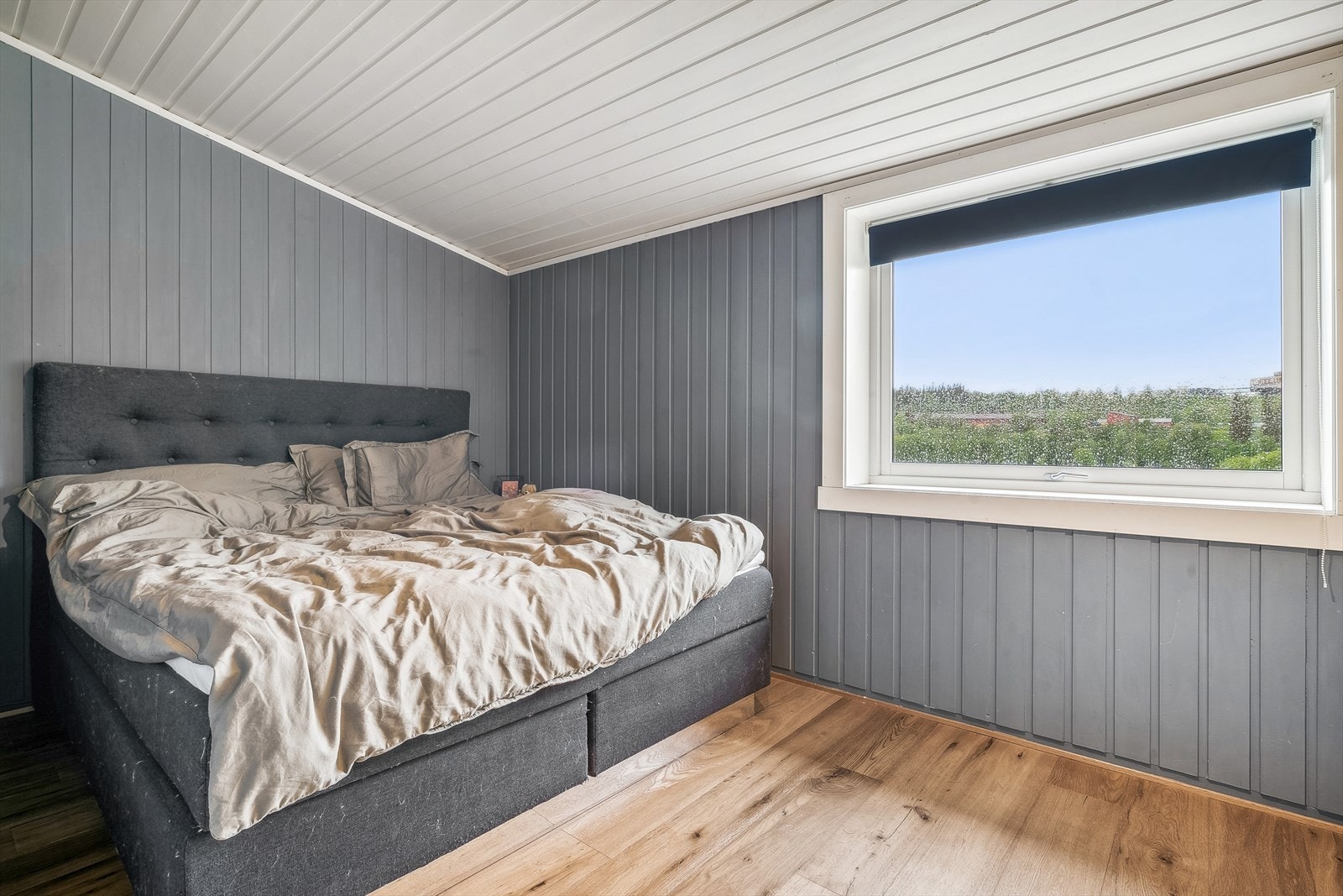 Alle 3 soverommene ligger i 2. etasje. Hovedsoverom med plass til dobbeltseng og garderobe. Galleribilde