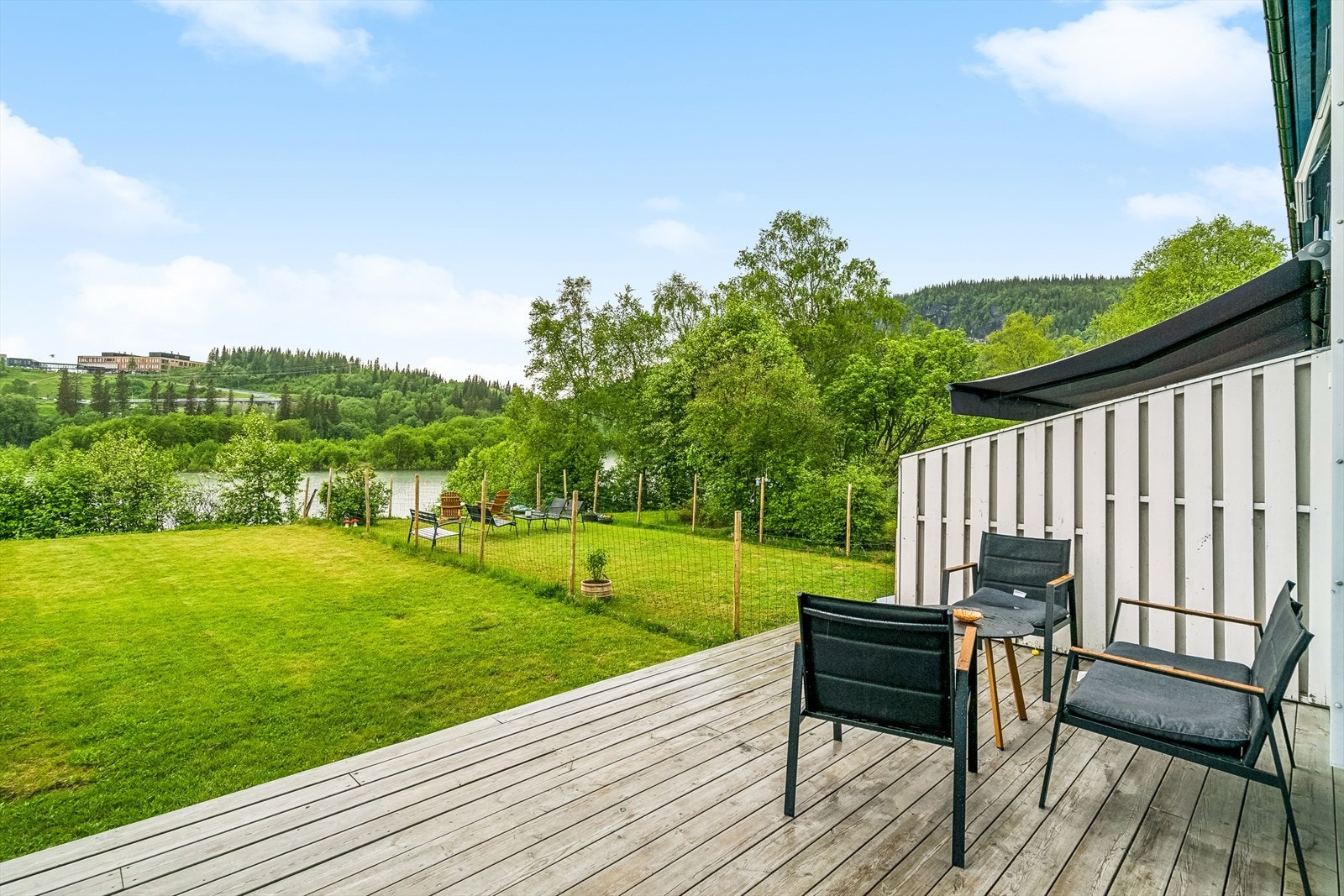 Romslig terrasse terrasse og hage. Her ligger en flott til like ved elva. Galleribilde