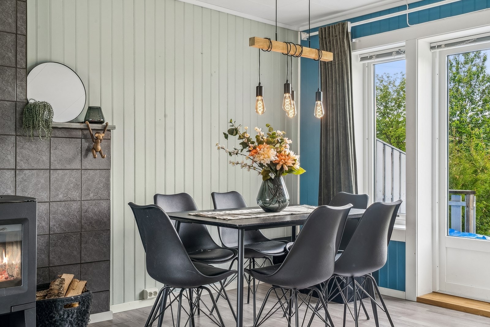 Spisestue med god plass til spisebord. Her kan du samle familie og venner til hyggelig kveldsstunder. Galleribilde