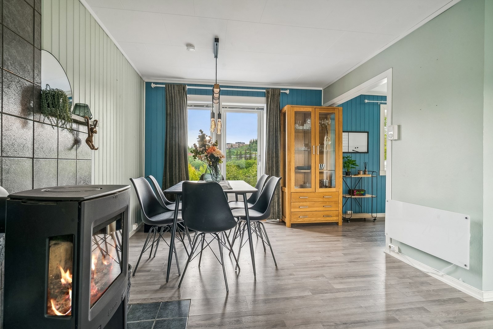 Koselig peis varmer godt på kalde vinderkvelder. Utgang til terrasse og hage. Åpen løsning mot mellom kjøkken og spisestue. Galleribilde