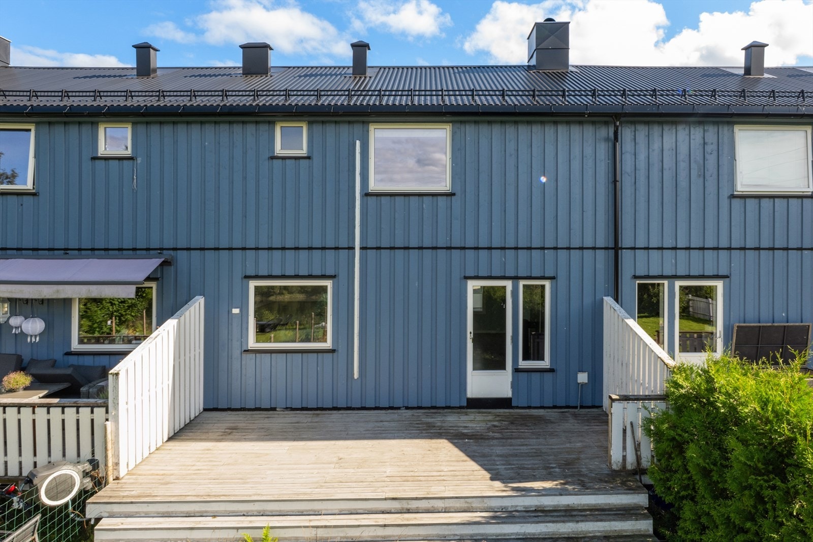 Romslig terrasse med god plass til sittegruppe og grillen. Galleribilde