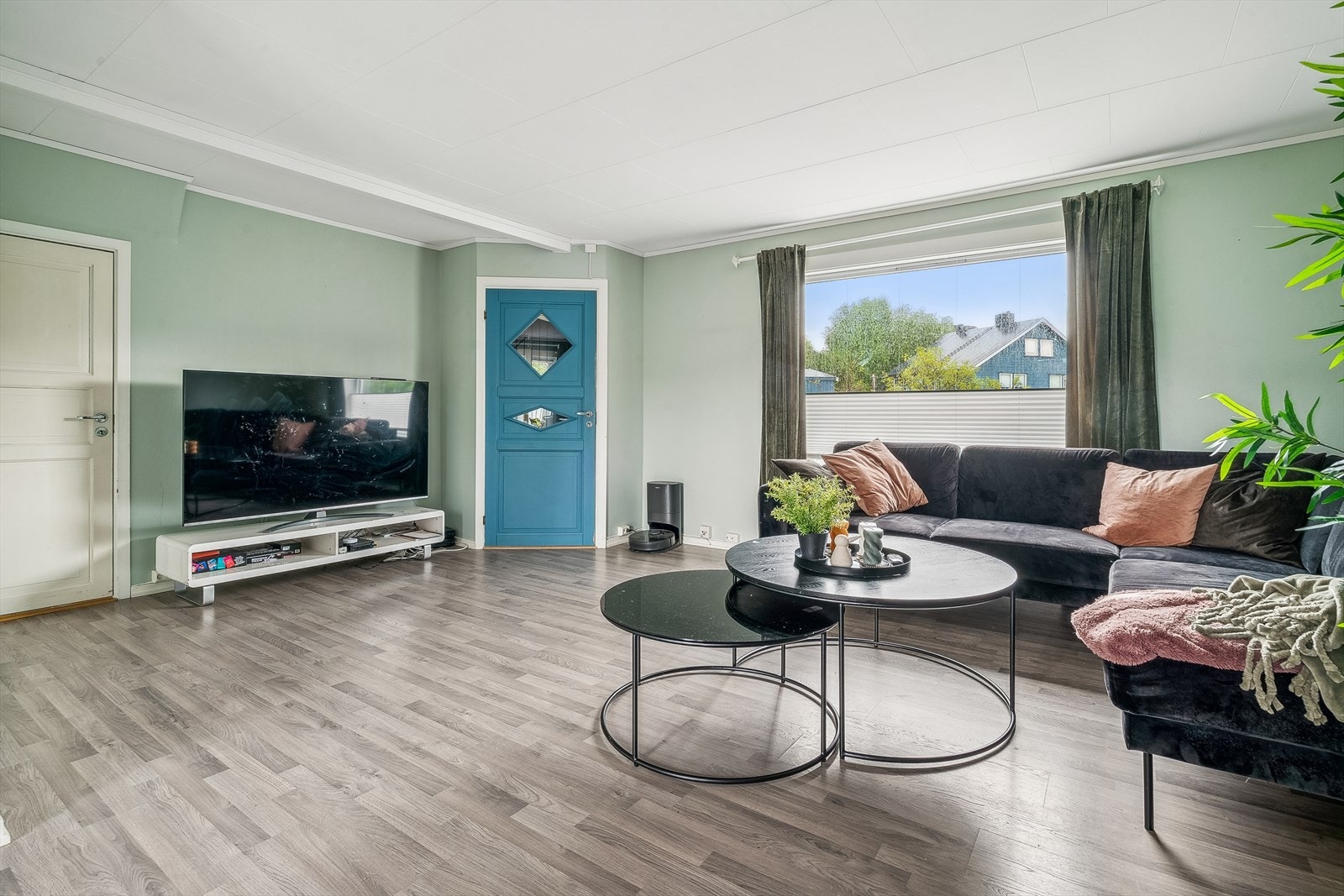 De store vindusflatene slipper inn godt med naturlig lys. Galleribilde