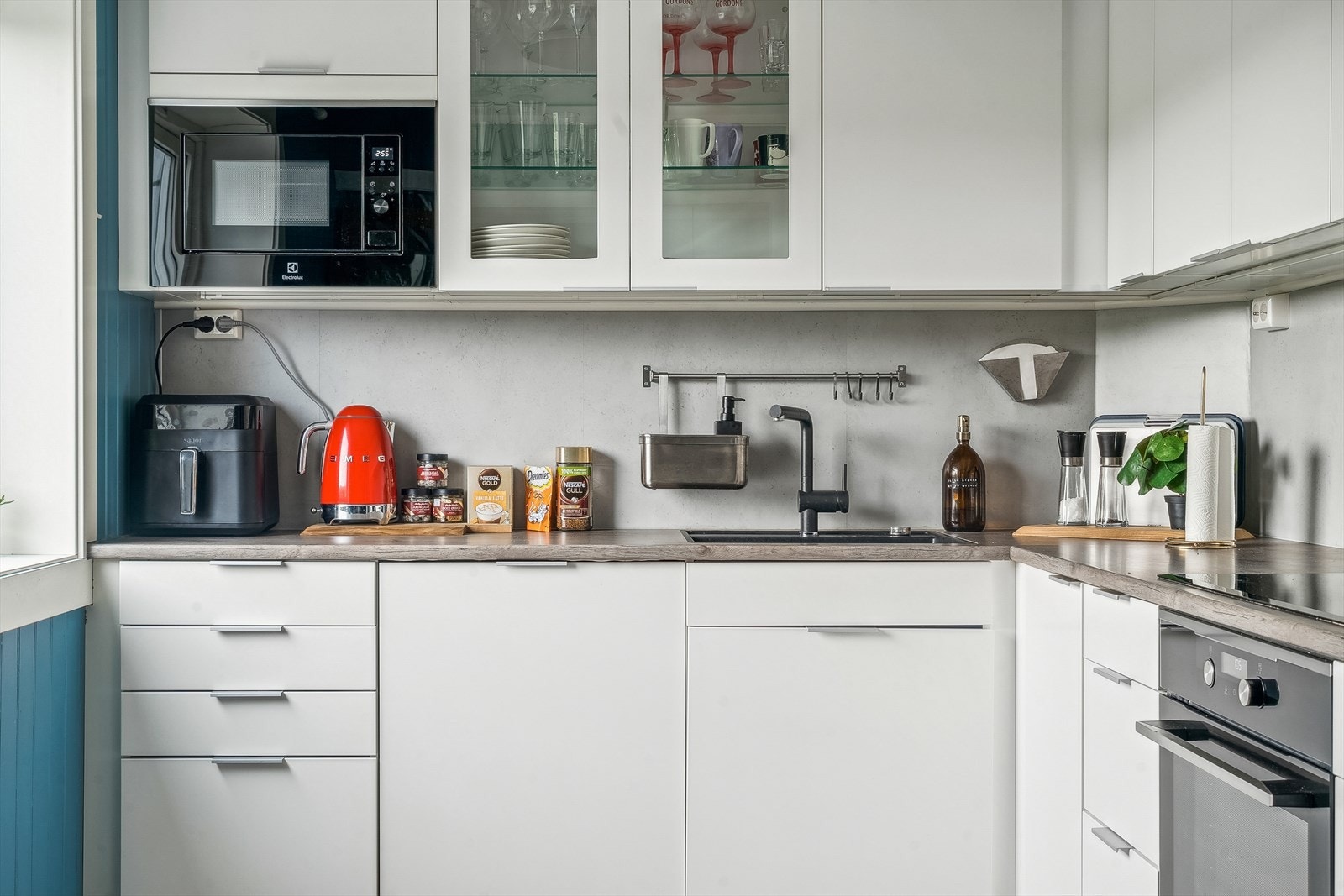 Kjøkkenet har godt med skap og benkeplass Galleribilde