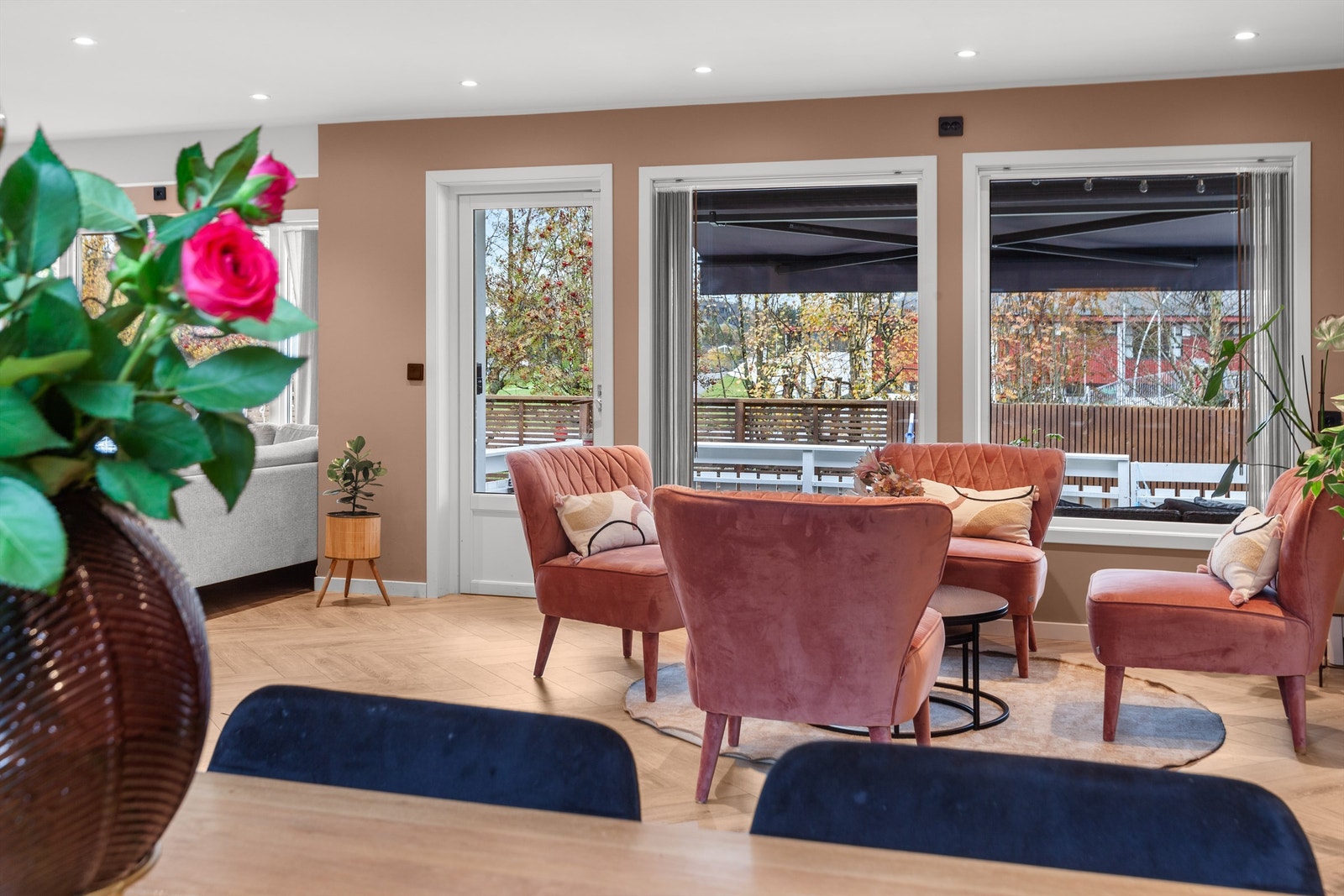 Fra stuen er det utgang til terrasse og hage Galleribilde