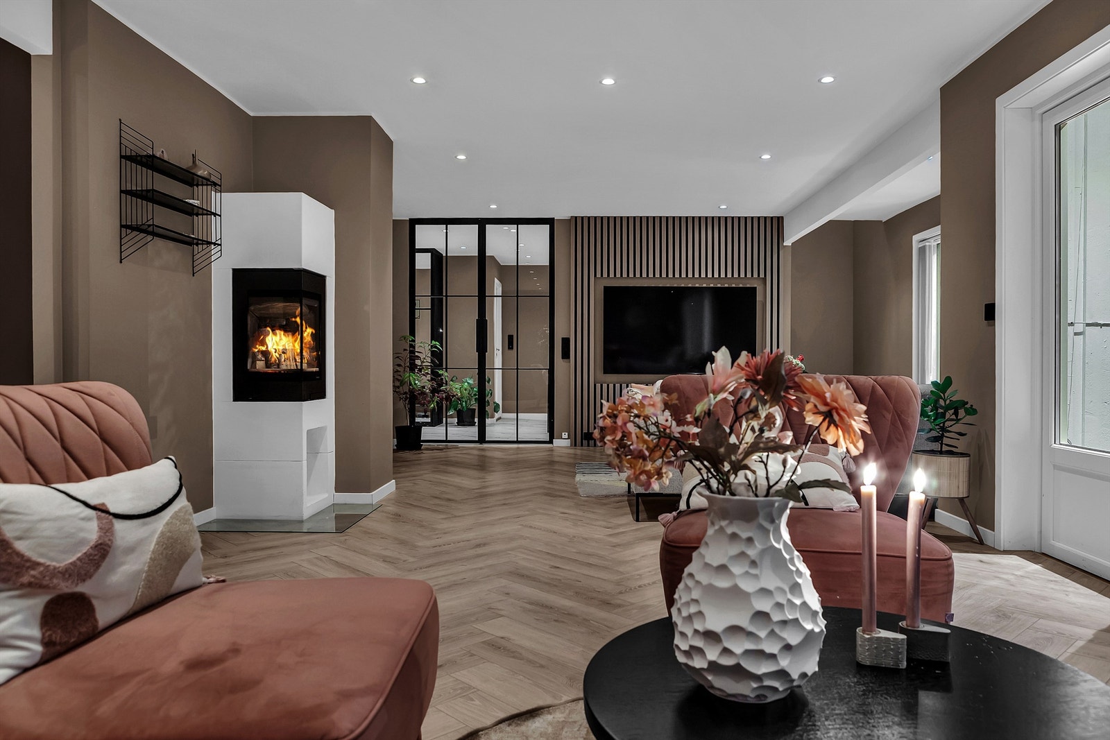 Boligen er pusset opp i 2023 og fremstår i en moderne og lekker stil Galleribilde